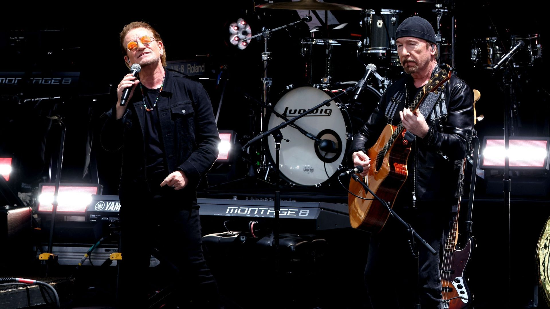 Bono y The Edge en la Catedral de San Patricio durante el funeral de Glen Hansard