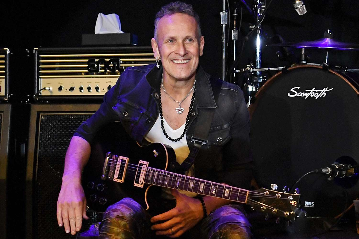 "La vida es para vivirla": Vivian Campbell confirma el regreso del cáncer, pero rechaza dejarse vencer 5 Vivian Campbell guitarrista de Def Leppard tocando la guitarra en vivo