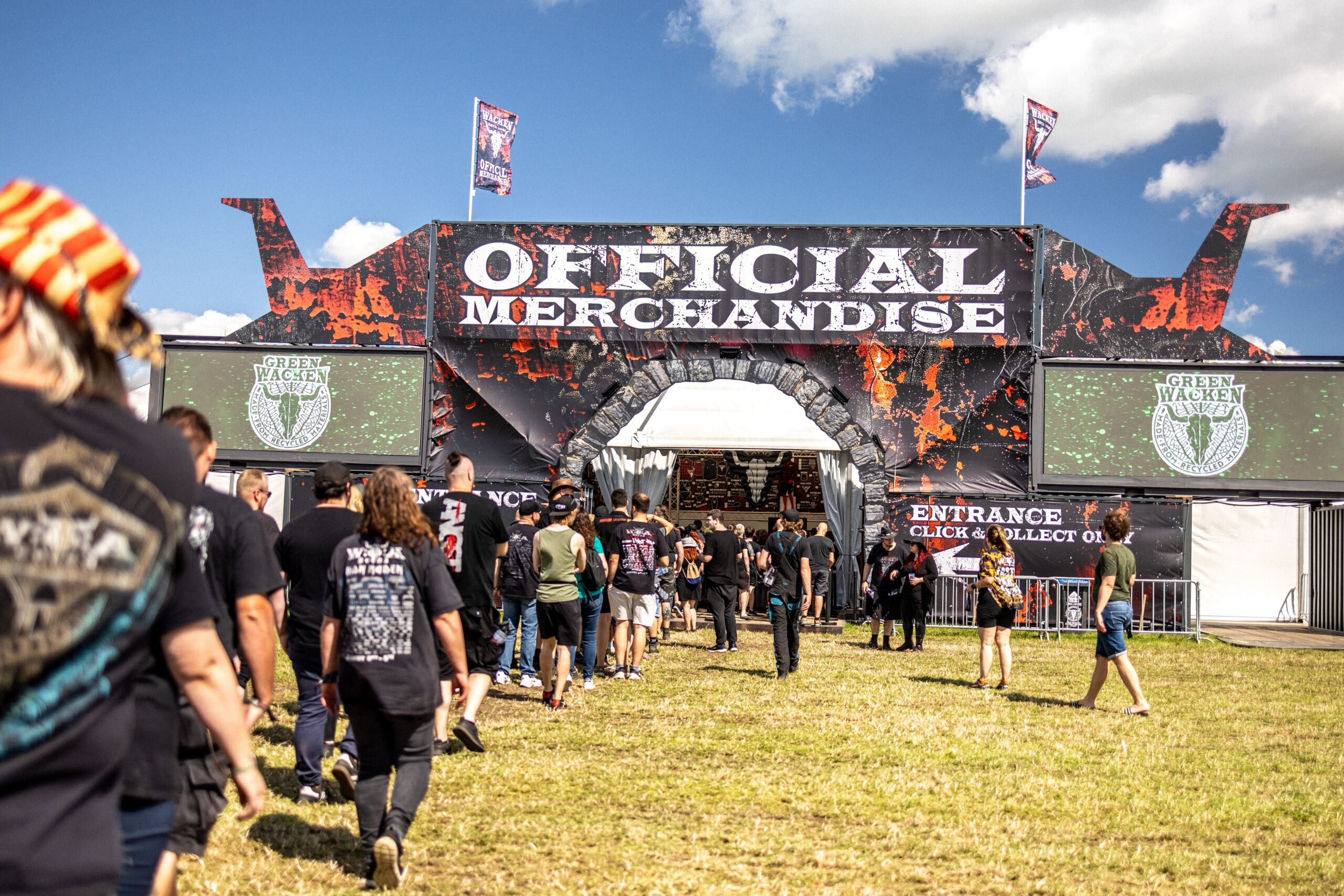 "Logotipo oficial de Wacken Open Air en el escenario principal"