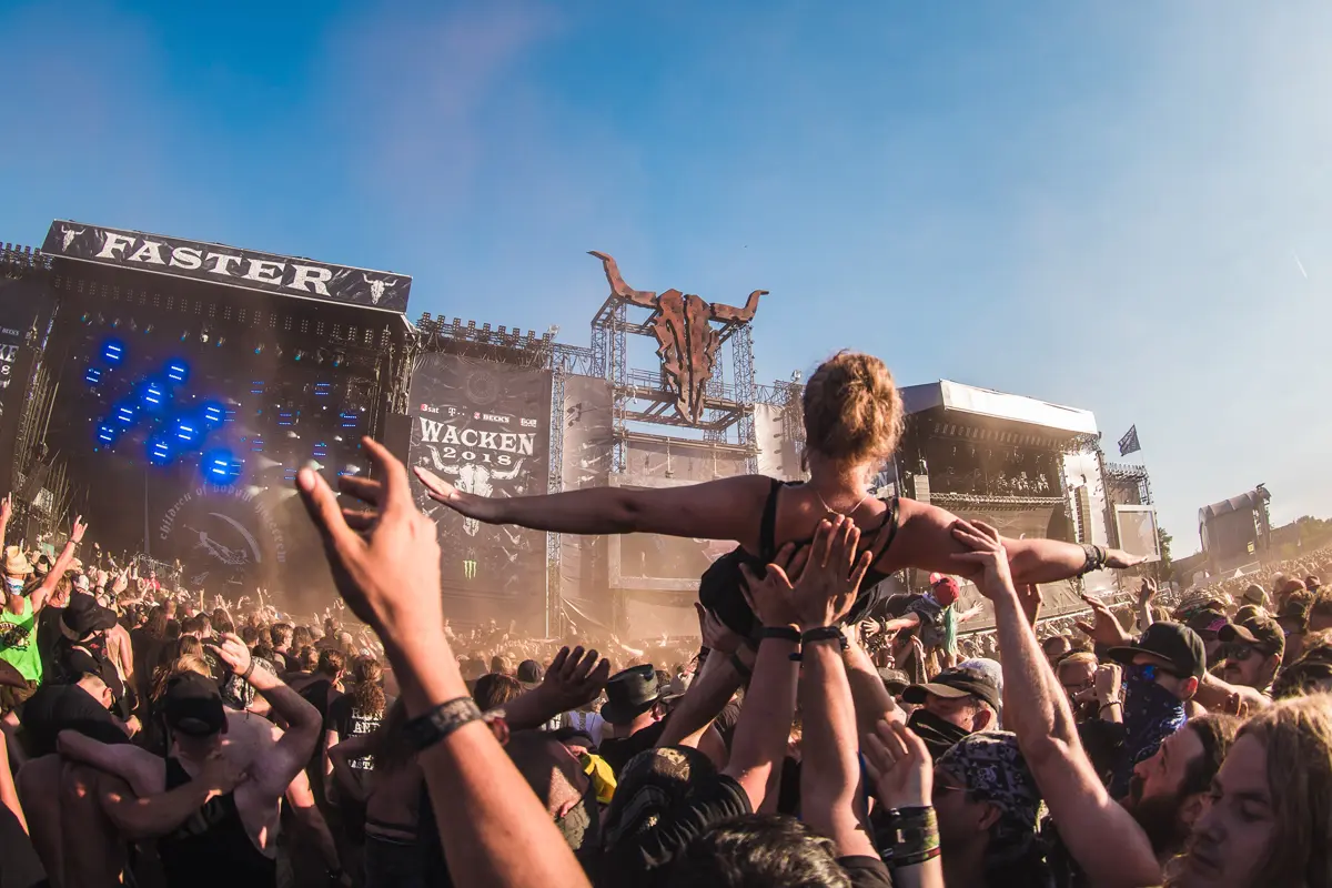 Público multitudinario en el escenario principal del Wacken Open Air