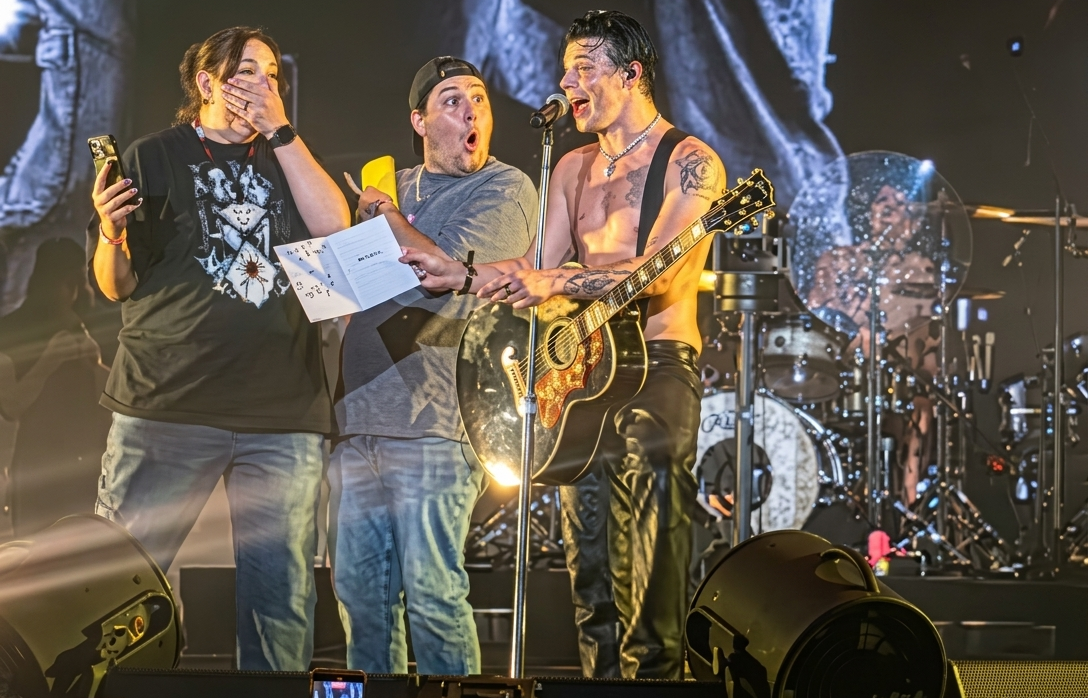 Yungblud abrazando a una pareja de fans en el escenario durante su concierto