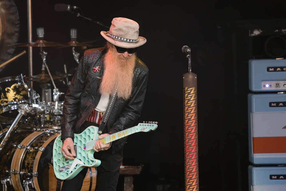 ¡El show debe continuar! ZZ Top confirma que mantendrá su gira tras la trágica muerte de Frank Beard 4 Billy Gibbons y Frank Beard en vivo en concierto con ZZ Top