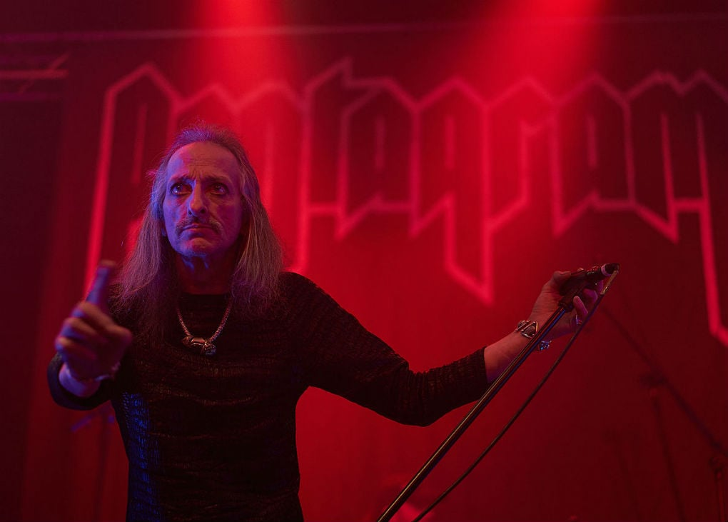 Bobby Liebling vocalista de Pentagram actuando en vivo en un concierto de Doom Metal