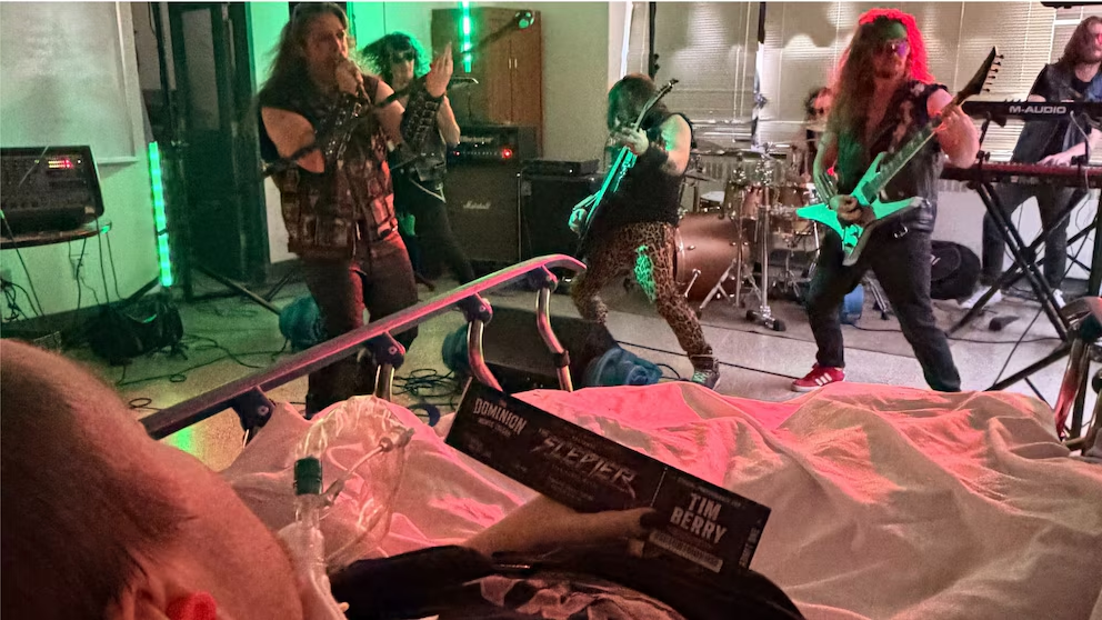 La banda The Scepter tocando un concierto de heavy metal dentro del hospital para Tim Berry