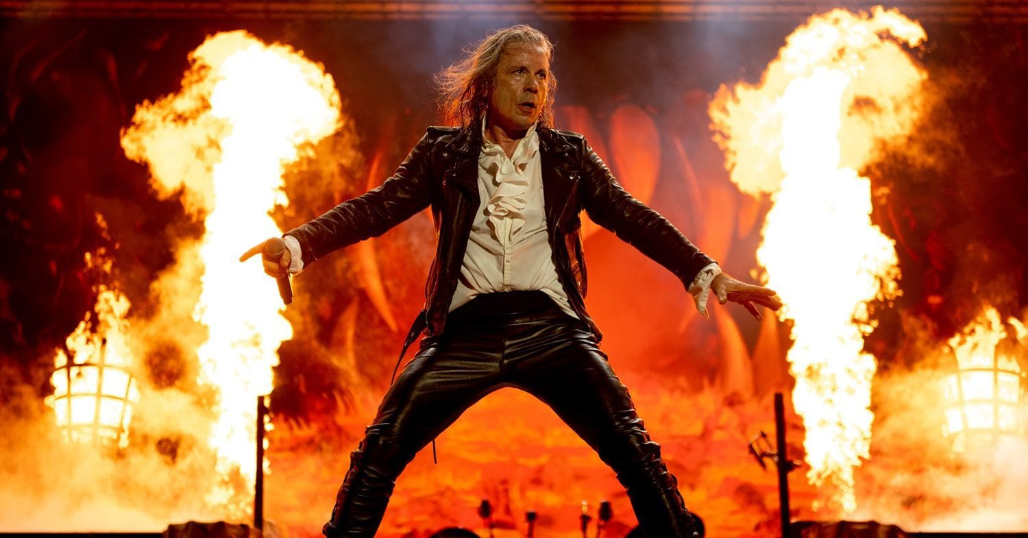 Bruce Dickinson cumple 68 años consagrado como la voz definitiva del Heavy Metal 11 Bruce Dickinson vocalista de Iron Maiden cantando en vivo en concierto