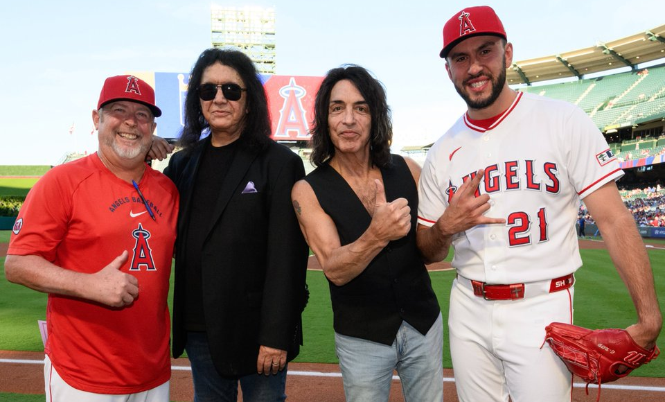 Gene Simmons y Paul Stanley realizando el primer lanzamiento en el Angel Stadium 2026
