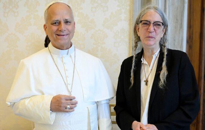 Patti Smith y el Papa Leo XIV: El histórico y conmovedor encuentro en el Vaticano que unió al punk con la fe 10 Patti Smith en audiencia privada con el Papa Leo XIV en el Vaticano