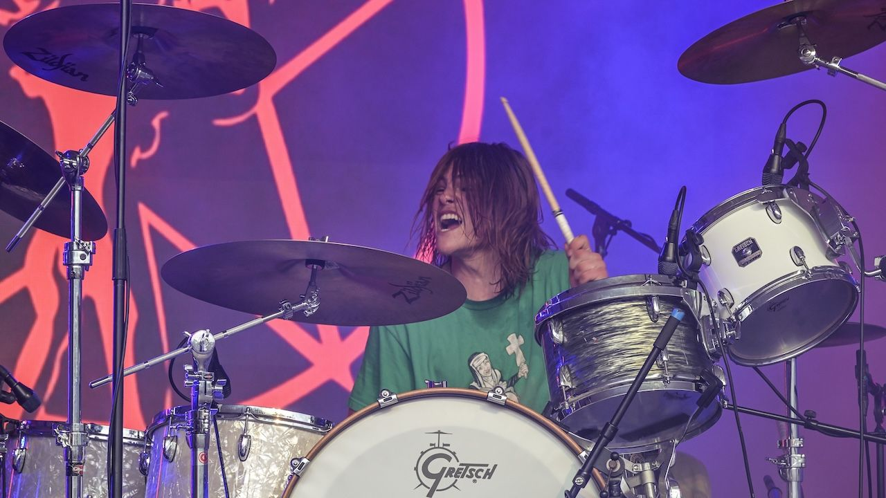 El legado no muere: Shane Hawkins, hijo del recordado baterista de Foo Fighters, revive la banda de su padre 4 Shane Hawkins tocando la batería en vivo con la banda Chevy Metal