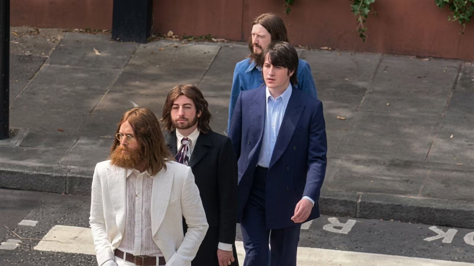 Actores de la película de The Beatles cruzando el paso de peatones de Abbey Road