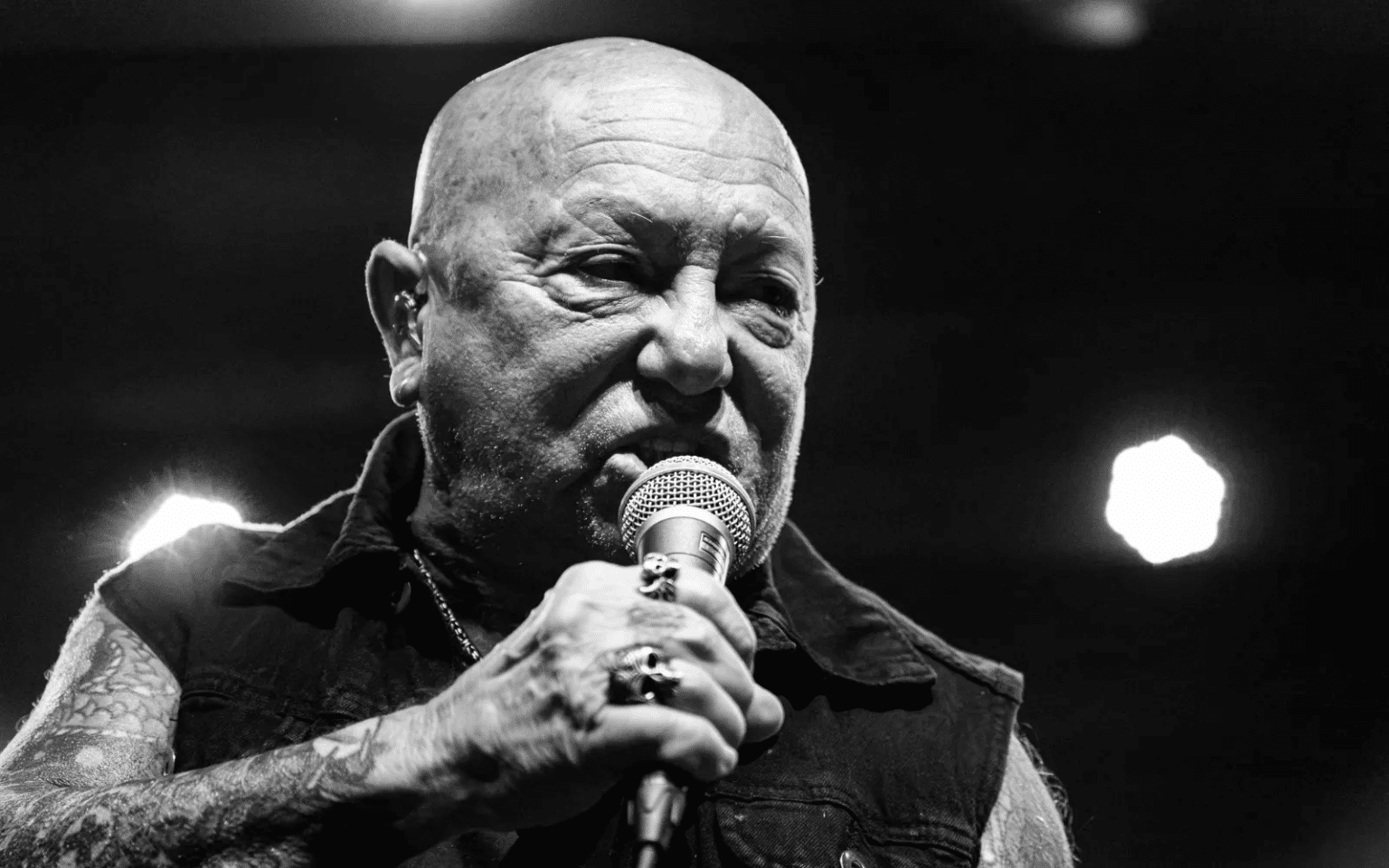 Muere Gary “Angry” Anderson, histórico cantante de Rose Tattoo, a los 79 años 2 Gary Angry Anderson vocalista de Rose Tattoo durante una presentación de la banda