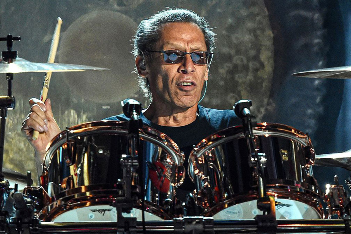 Alex Van Halen recibe la condecoración de Caballero de la Orden del León de los Países Bajos en Nijmegen