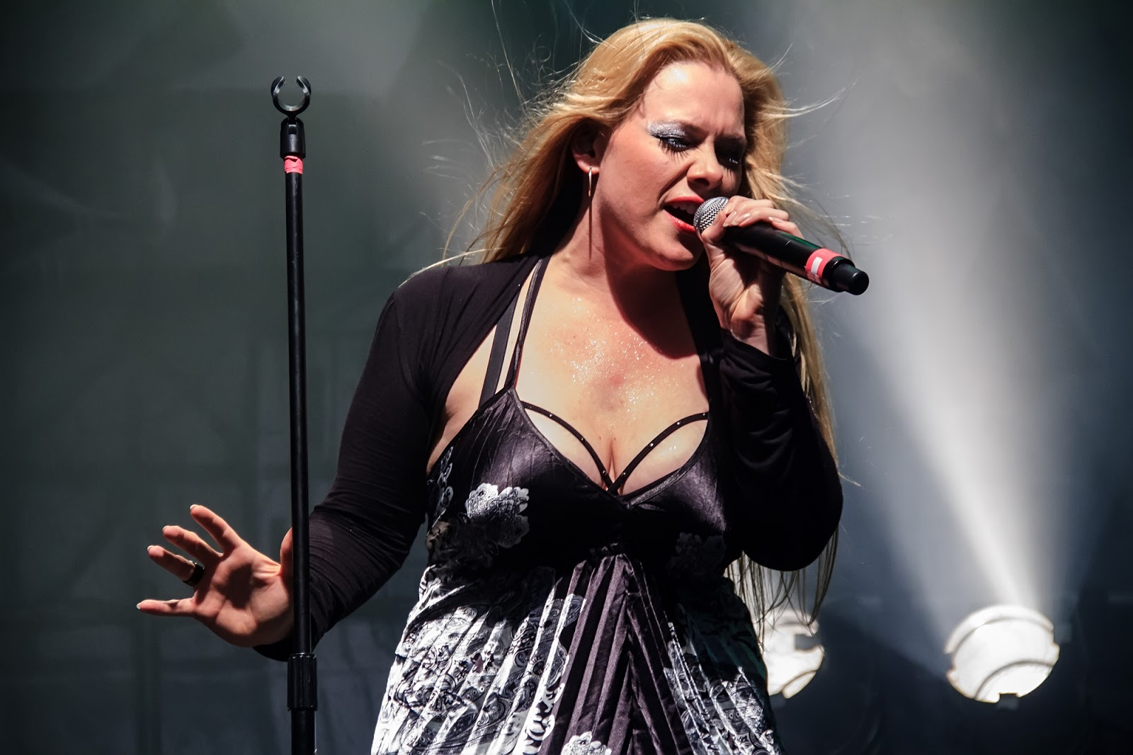 Amanda Somerville vocalista de Avantasia y Epica enfrenta un tumor cerebral maligno y agresivo