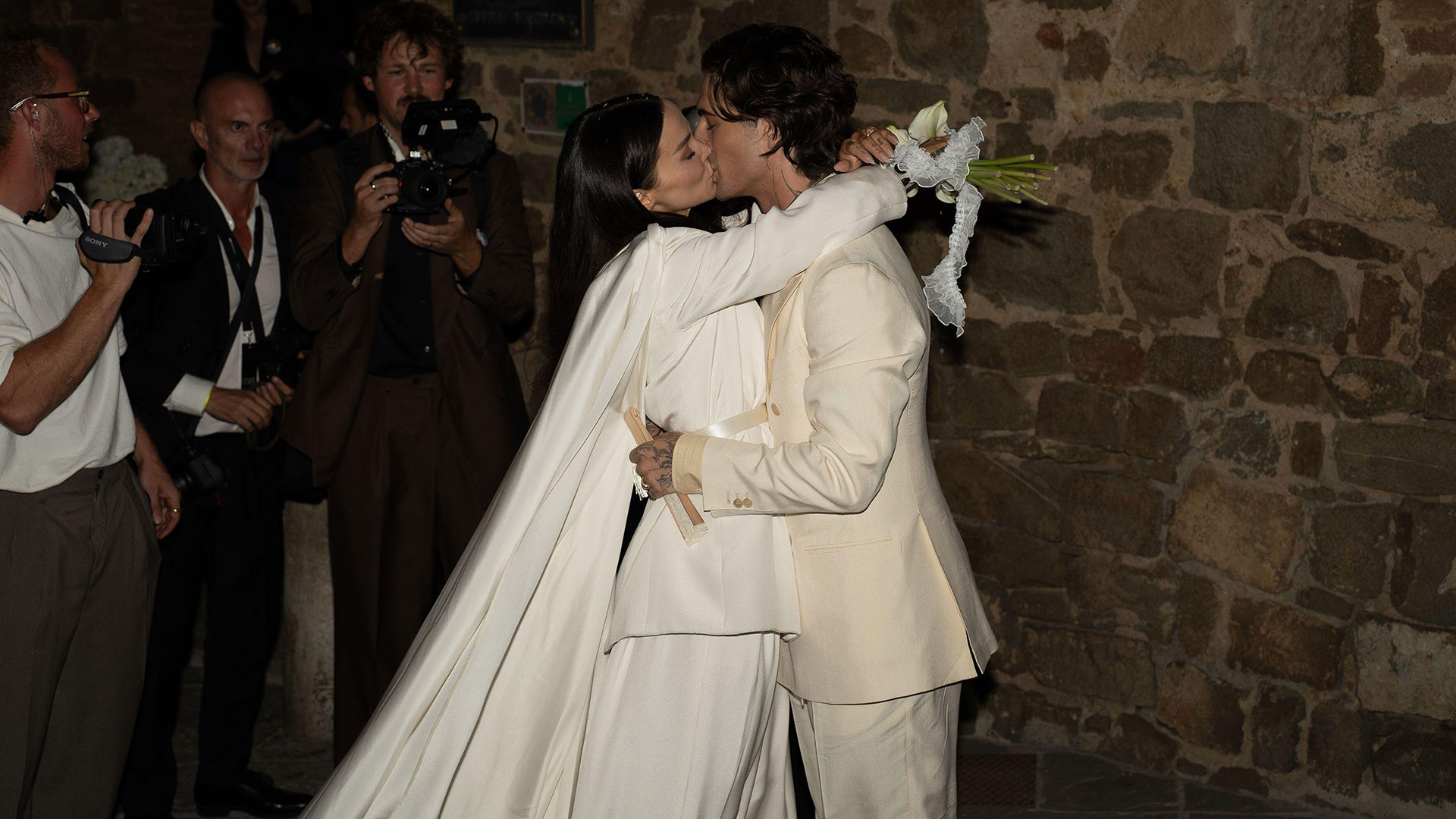 Damiano David y Dove Cameron en su boda en Montalcino vestidos de blanco
