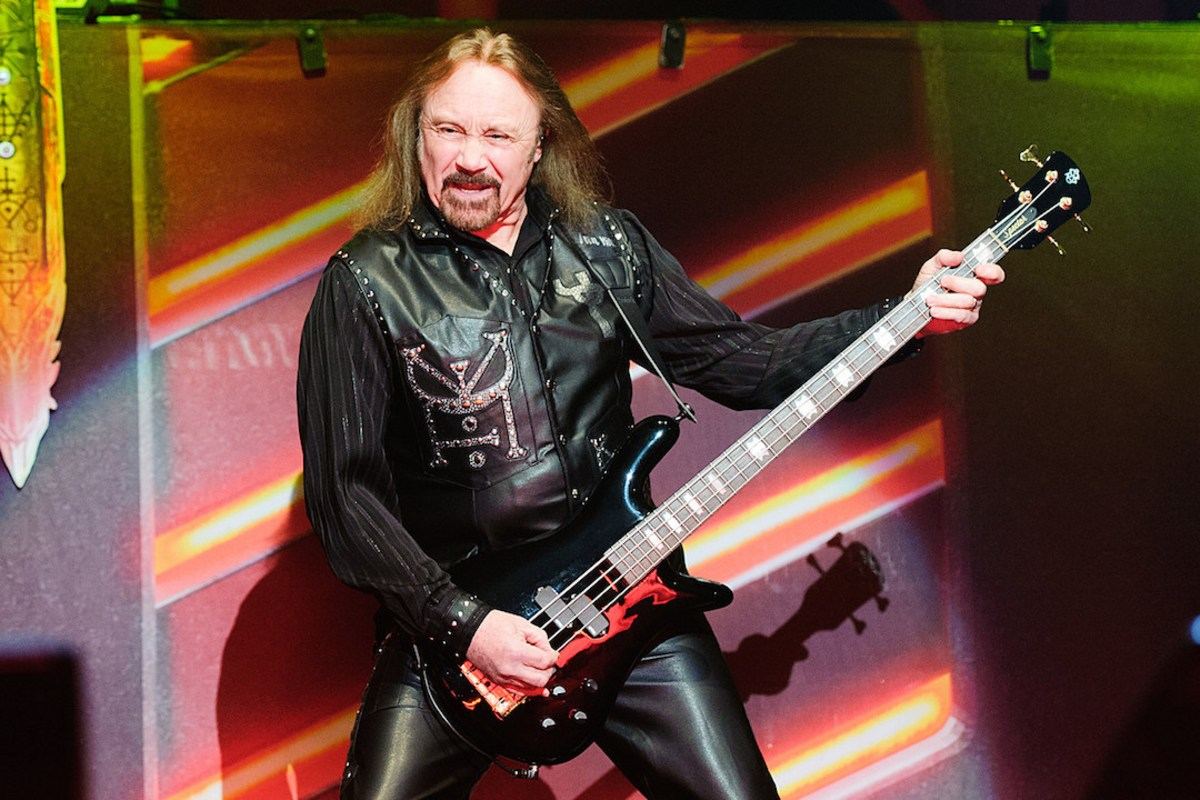 Ian Hill se pierde el concierto de Judas Priest en Londres tras sufrir una lesión y Dave Rimmer lo reemplaza 1 Ian Hill de Judas Priest durante una presentación de la banda en vivo