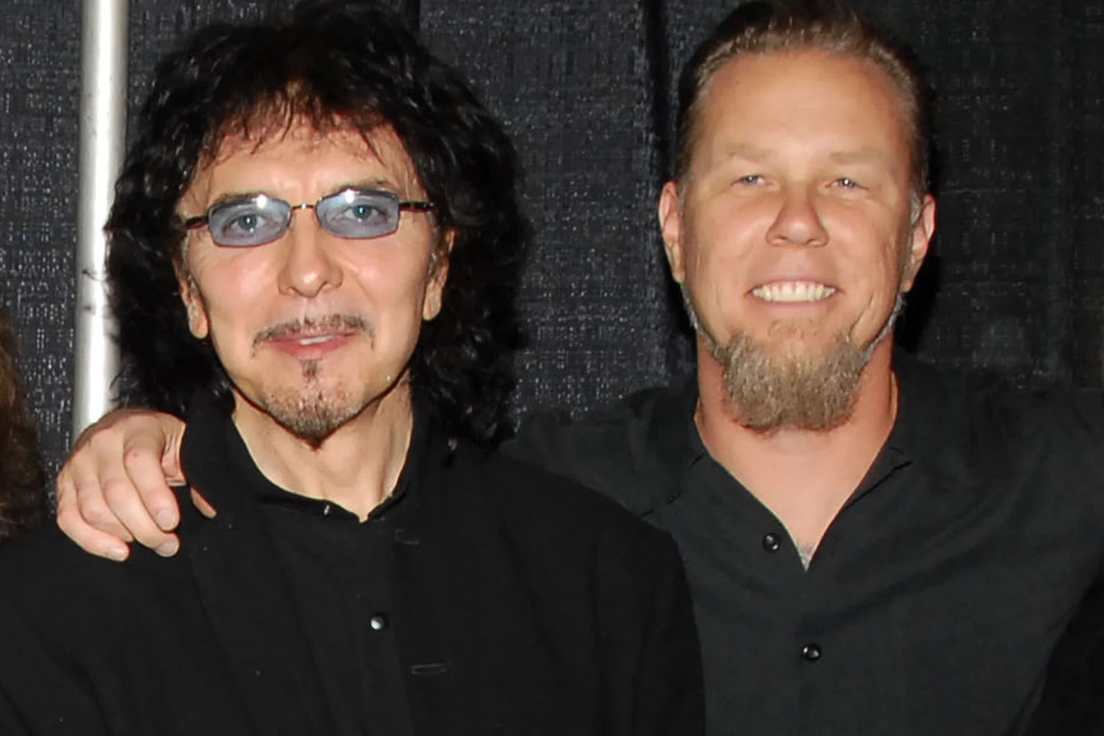 James Hetfield de Metallica y Tony Iommi de Black Sabbath durante un homenaje al heavy metal