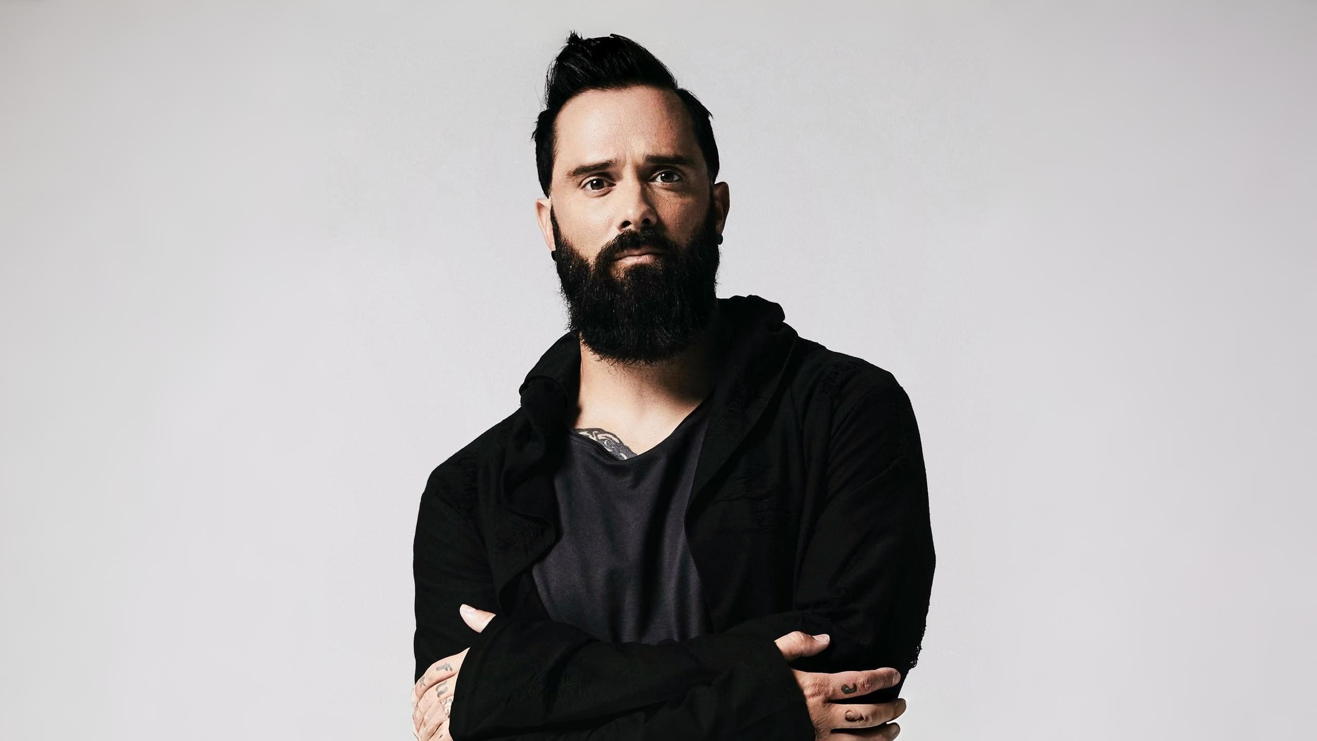 Imagen recomendada: una fotografía promocional actual de John Cooper/Skillet relacionada con la era de After The Storm.