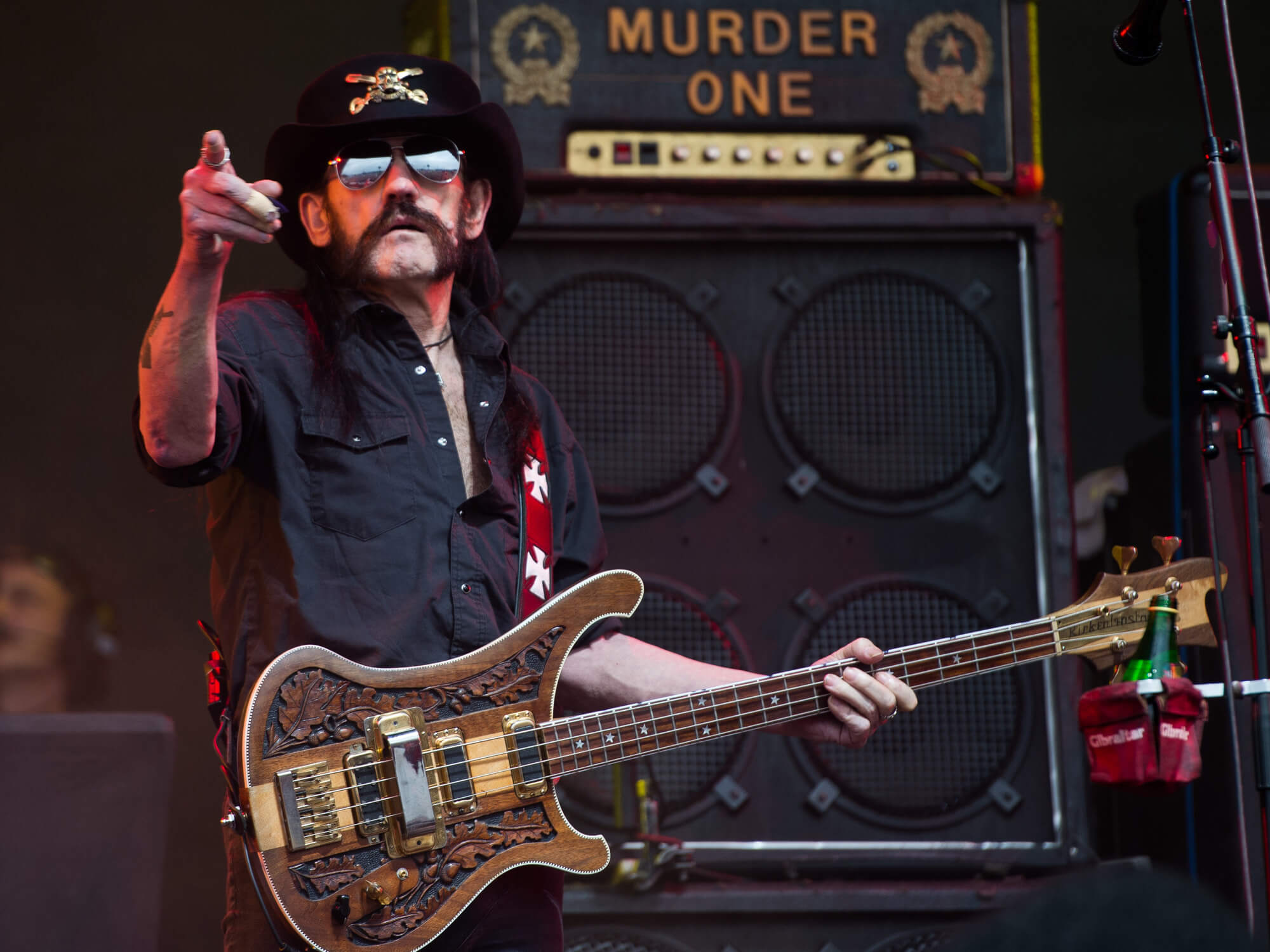 Lemmy Kilmister de Motörhead con su bajo Rickenbacker en homenaje a la exposición de Las Vegas