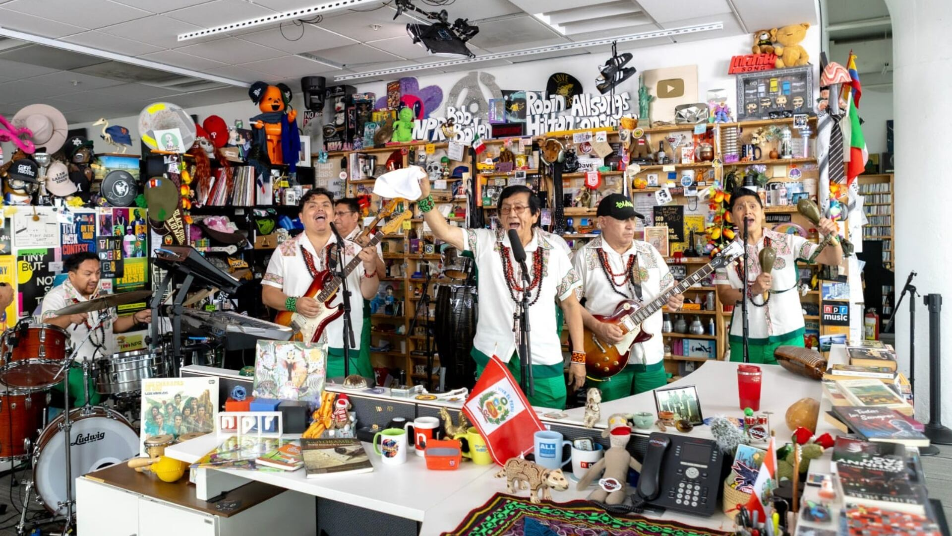 Los Mirlos durante su presentación en Tiny Desk de NPR Music con cumbia amazónica peruana
