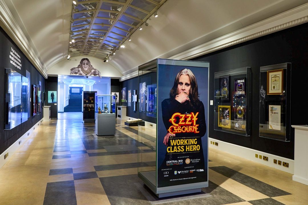 Ozzy Osbourne Working Class Hero exposición en Birmingham conmemorando la carrera del cantante