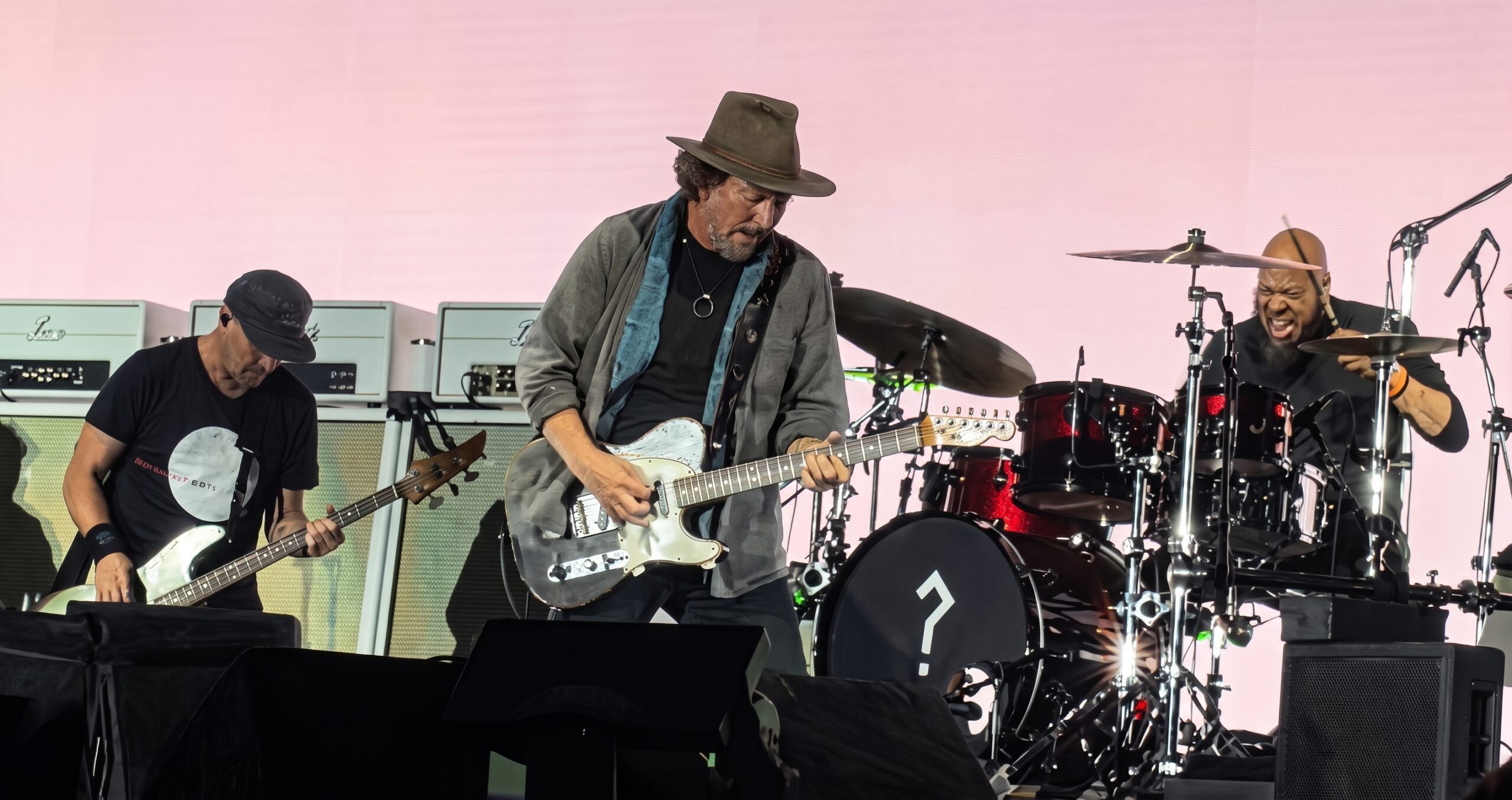Pearl Jam toca en el Ohana Festival junto al baterista Abe Laboriel Jr.