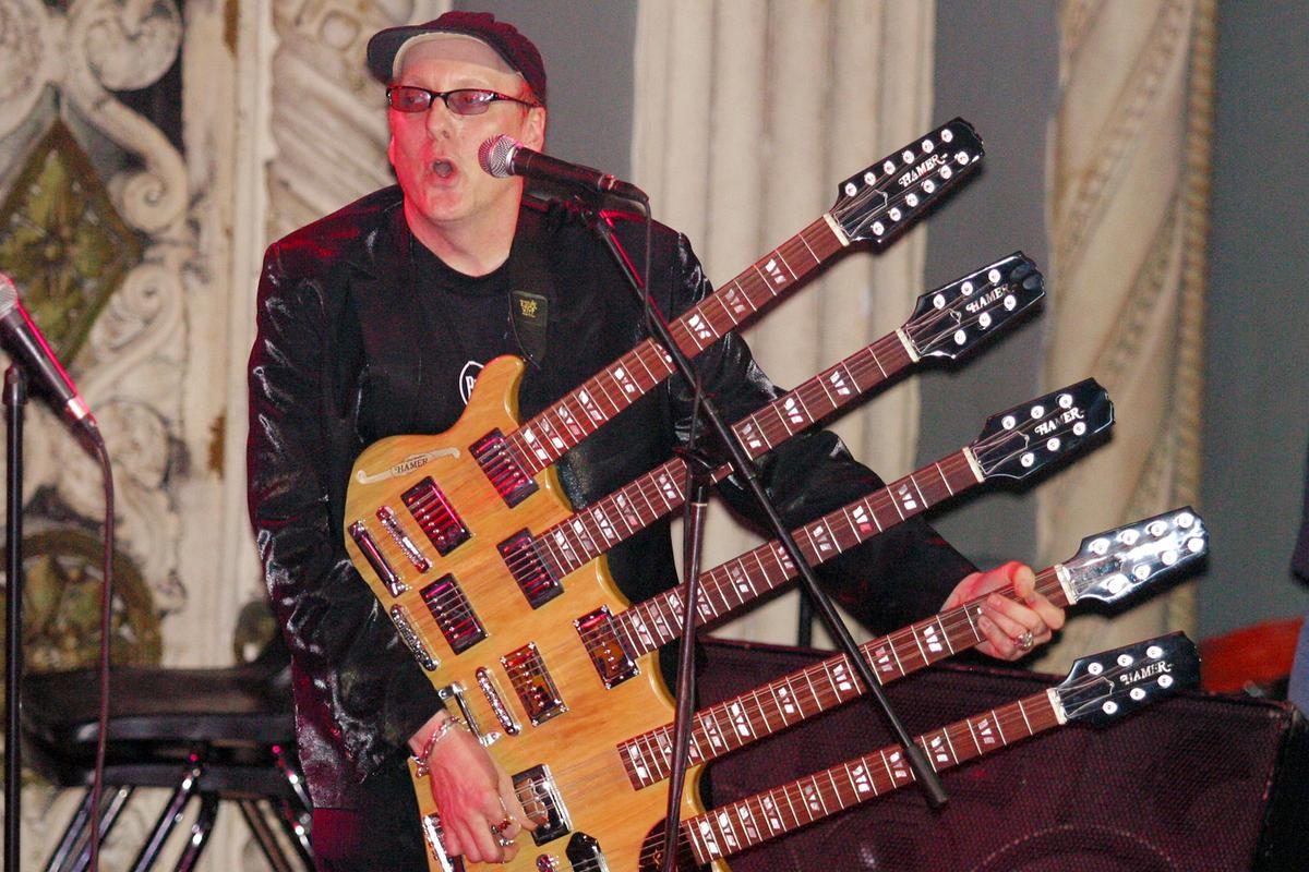 Rick Nielsen de Cheap Trick junto a su colección de guitarras que será subastada por Julien's Auctions