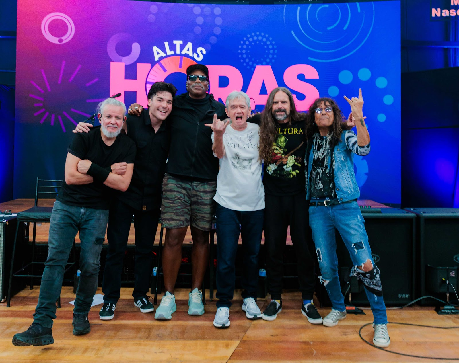 Sepultura y Titãs interpretan Polícia durante el programa Altas Horas de TV Globo