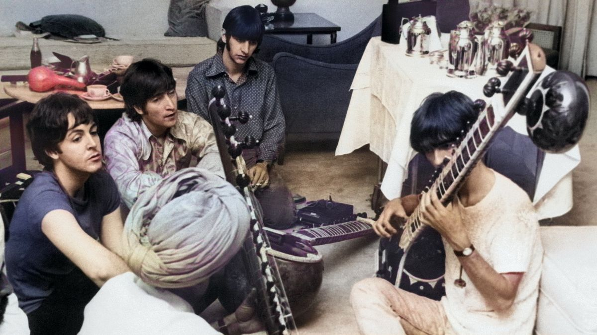 The Beatles durante la era Rubber Soul junto a George Harrison y su sitar