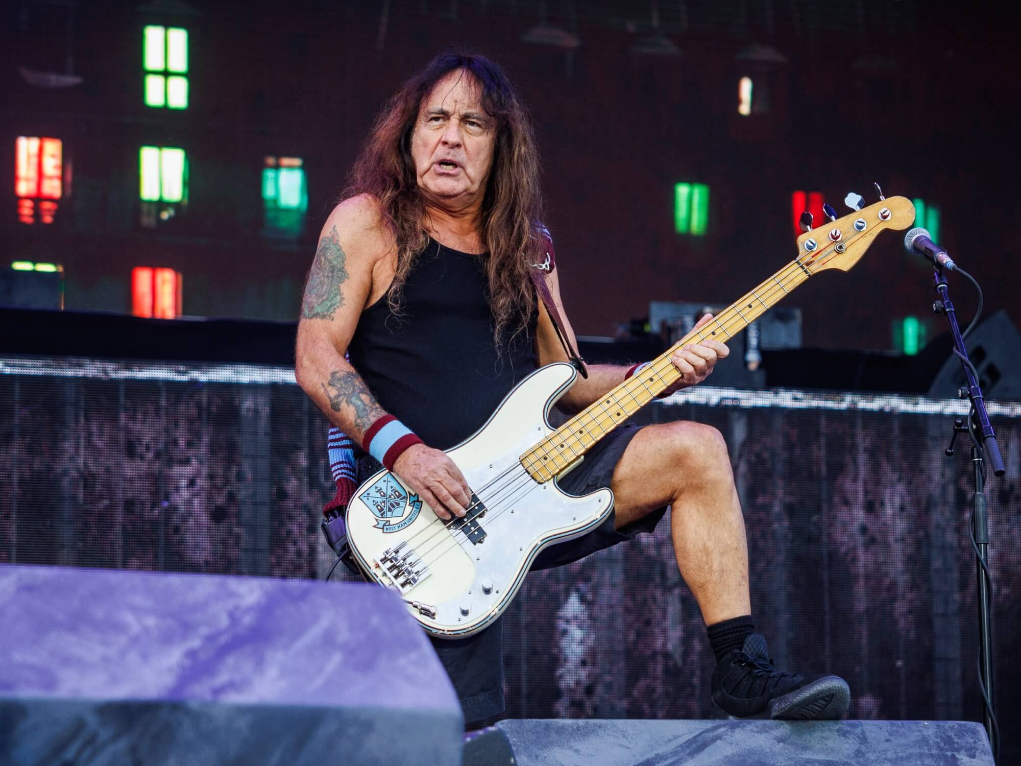 Steve Harris tocando en vivo con British Lion durante una presentación de la banda